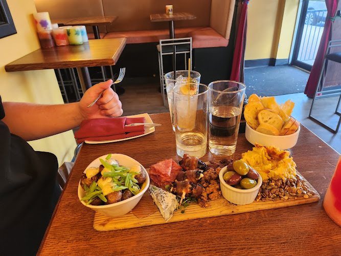 Trio Bistro and Lounge