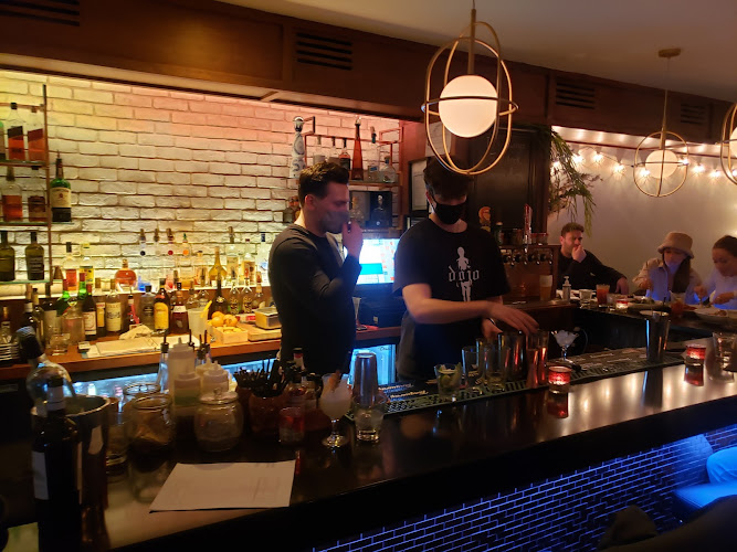 s o m e w h e r e dine bar